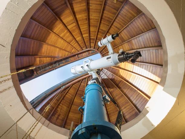 DEU/Sachsen/ Eilenburg (Copyright © Rainer Weisflog +49171/6254657) Die Sternwarte „Juri Gagarin“ Eilenburg ist ein Observatorium und Planetarium in der sächsischen Stadt Eilenburg. Bereits seit 1931 gab es in Eilenburg eine Amateur-Sternwarte. 1963 und 1964 erfolgte der Bau und anschließende Umzug der nunmehrigen Volks- und Schulsternwarte in einen Neubau auf der Anhöhe Mansberg im Stadtteil Berg. Die Anlage war die zweitgrößte Schulsternwarte in der DDR. (CREDIT/Copyright (c): Rainer Weisflog /Contakt: E-Mail: Foto@Weisflog.net ; Tel. +490355/824499; Weitere Infos und AGB auf: www.rainer-weisflog.de) DEU/Sachsen/ Eilenburg (Copyright © Rainer Weisflog +49171/6254657) Die Sternwarte „Juri Gagarin“ Eilenburg ist ein Observatorium und Planetarium in der sächsischen Stadt Eilenburg. Bereits seit 1931 gab es in Eilenburg eine Amateur-Sternwarte. 1963 und 1964 erfolgte der Bau und anschließende Umzug der nunmehrigen Volks- und Schulsternwarte in einen Neubau auf der Anhöhe Mansberg im Stadtteil Berg. Die Anlage war die zweitgrößte Schulsternwarte in der DDR. (CREDIT/Copyright (c): Rainer Weisflog /Contakt: E-Mail: Foto@Weisflog.net ; Tel. +490355/824499; Weitere Infos und AGB auf: www.rainer-weisflog.de)