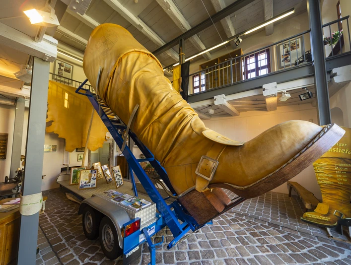 DEU/Sachsen/ Leisnig Der Leisniger Riesenstiefel hält mit einer Schafthöhe von 4,90 m und einer Sohlenlänge von 2,20 m den Guinness-Rekord als weltgrößter Stiefel. Zu seiner Fertigung wurden 140 kg Sohlenleder aus 10 Rindshäuten verwendet und allein das mit 16 Zacken besetzte Sporenrad hat einen Durchmesser von 55 cm. Zur 950-Jahr-Feier der Stadt Leisnig am 21. Juni 1996 präsentierten die Schuhmachermeister Gerhard Berthold und Rolf Neidhardt zur Überraschung der Leisniger und zum Entsetzen der Döbelner Bevölkerung den noch größeren Leisniger Riesenstiefel mit den oben genannten Maßen. Diesen hatten sie unter völliger Geheimhaltung in ihrer Werkstatt gefertigt, in der sie dafür eigens die Decke zum Obergeschoss durchbrochen hatten. Für seine Größe erhielt er 1997 den Eintrag ins Guinness-Buch der Rekorde als größter Stulpenstiefel der Welt. Zum Burg- und Altstadtfest wurde 2006 das Leisniger Stiefelmuseum eingeweiht. Das Haus am Burglehn, im Bereich der ehemaligen Vorburg der Burg Mildenstein, bietet mit seiner 1000-jährigen Geschichte dem Leisniger Riesenstiefel eine optimale Unterkunft. Daneben beherbergt es als frühere Wohnstätte des Malers Karl Wagler die Waglergalerie. DEU/Sachsen/ Leisnig Der Leisniger Riesenstiefel hält mit einer Schafthöhe von 4,90 m und einer Sohlenlänge von 2,20 m den Guinness-Rekord als weltgrößter Stiefel. Zu seiner Fertigung wurden 140 kg Sohlenleder aus 10 Rindshäuten verwendet und allein das mit 16 Zacken besetzte Sporenrad hat einen Durchmesser von 55 cm. Zur 950-Jahr-Feier der Stadt Leisnig am 21. Juni 1996 präsentierten die Schuhmachermeister Gerhard Berthold und Rolf Neidhardt zur Überraschung der Leisniger und zum Entsetzen der Döbelner Bevölkerung den noch größeren Leisniger Riesenstiefel mit den oben genannten Maßen. Diesen hatten sie unter völliger Geheimhaltung in ihrer Werkstatt gefertigt, in der sie dafür eigens die Decke zum Obergeschoss durchbrochen hatten. Für seine Größe erhielt er 1997 den Eintrag ins Guinness-Buch der Rekorde als größter Stulpenstiefel der Welt. Zum Burg- und Altstadtfest wurde 2006 das Leisniger Stiefelmuseum eingeweiht. Das Haus am Burglehn, im Bereich der ehemaligen Vorburg der Burg Mildenstein, bietet mit seiner 1000-jährigen Geschichte dem Leisniger Riesenstiefel eine optimale Unterkunft. Daneben beherbergt es als frühere Wohnstätte des Malers Karl Wagler die Waglergalerie.