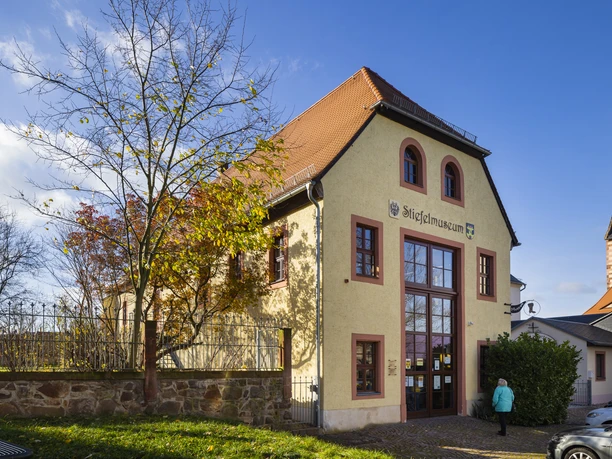 DEU/Sachsen/ Leisnig Der Leisniger Riesenstiefel hält mit einer Schafthöhe von 4,90 m und einer Sohlenlänge von 2,20 m den Guinness-Rekord als weltgrößter Stiefel. Zu seiner Fertigung wurden 140 kg Sohlenleder aus 10 Rindshäuten verwendet und allein das mit 16 Zacken besetzte Sporenrad hat einen Durchmesser von 55 cm. Zur 950-Jahr-Feier der Stadt Leisnig am 21. Juni 1996 präsentierten die Schuhmachermeister Gerhard Berthold und Rolf Neidhardt zur Überraschung der Leisniger und zum Entsetzen der Döbelner Bevölkerung den noch größeren Leisniger Riesenstiefel mit den oben genannten Maßen. Diesen hatten sie unter völliger Geheimhaltung in ihrer Werkstatt gefertigt, in der sie dafür eigens die Decke zum Obergeschoss durchbrochen hatten. Für seine Größe erhielt er 1997 den Eintrag ins Guinness-Buch der Rekorde als größter Stulpenstiefel der Welt. Zum Burg- und Altstadtfest wurde 2006 das Leisniger Stiefelmuseum eingeweiht. Das Haus am Burglehn, im Bereich der ehemaligen Vorburg der Burg Mildenstein, bietet mit seiner 1000-jährigen Geschichte dem Leisniger Riesenstiefel eine optimale Unterkunft. Daneben beherbergt es als frühere Wohnstätte des Malers Karl Wagler die Waglergalerie. DEU/Sachsen/ Leisnig Der Leisniger Riesenstiefel hält mit einer Schafthöhe von 4,90 m und einer Sohlenlänge von 2,20 m den Guinness-Rekord als weltgrößter Stiefel. Zu seiner Fertigung wurden 140 kg Sohlenleder aus 10 Rindshäuten verwendet und allein das mit 16 Zacken besetzte Sporenrad hat einen Durchmesser von 55 cm. Zur 950-Jahr-Feier der Stadt Leisnig am 21. Juni 1996 präsentierten die Schuhmachermeister Gerhard Berthold und Rolf Neidhardt zur Überraschung der Leisniger und zum Entsetzen der Döbelner Bevölkerung den noch größeren Leisniger Riesenstiefel mit den oben genannten Maßen. Diesen hatten sie unter völliger Geheimhaltung in ihrer Werkstatt gefertigt, in der sie dafür eigens die Decke zum Obergeschoss durchbrochen hatten. Für seine Größe erhielt er 1997 den Eintrag ins Guinness-Buch der Rekorde als größter Stulpenstiefel der Welt. Zum Burg- und Altstadtfest wurde 2006 das Leisniger Stiefelmuseum eingeweiht. Das Haus am Burglehn, im Bereich der ehemaligen Vorburg der Burg Mildenstein, bietet mit seiner 1000-jährigen Geschichte dem Leisniger Riesenstiefel eine optimale Unterkunft. Daneben beherbergt es als frühere Wohnstätte des Malers Karl Wagler die Waglergalerie.