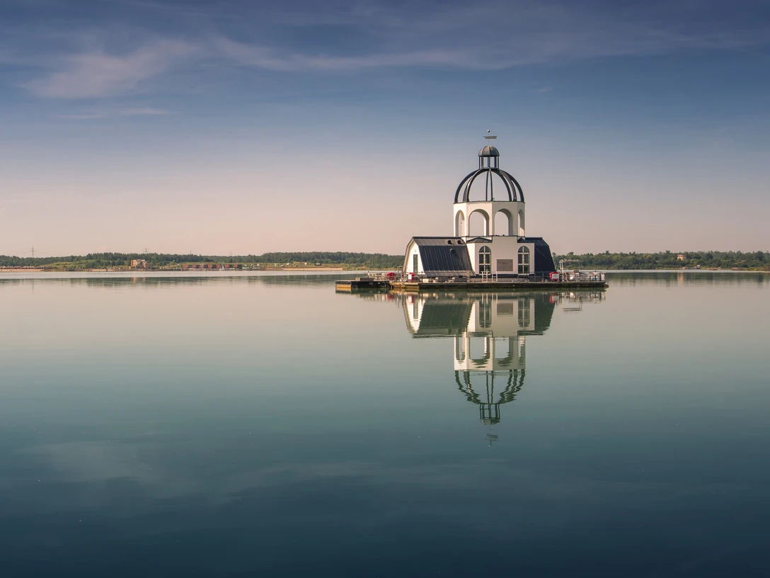 VINETA auf dem Störmthaler See im Abendlicht - Leipziger Neuseenland Die schwimmende Kirche VINETA inmitten des Störmthaler Sees im Leipzig Neuseenland spiegelt sich bei untergehender Sonne im Wasser, Leipzig Region, Ausflugsziel
