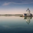 VINETA auf dem Störmthaler See im Abendlicht - Leipziger Neuseenland Die schwimmende Kirche VINETA inmitten des Störmthaler Sees im Leipzig Neuseenland spiegelt sich bei untergehender Sonne im Wasser, Leipzig Region, Ausflugsziel