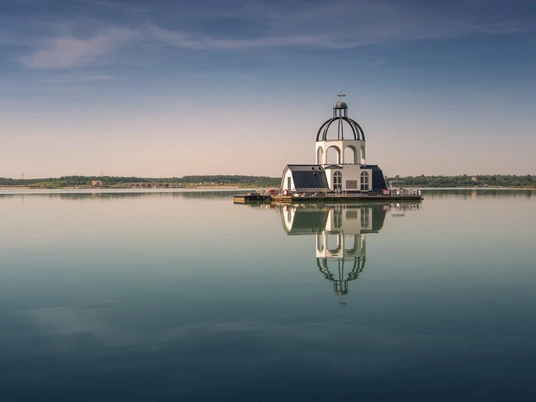 VINETA auf dem Störmthaler See im Abendlicht - Leipziger Neuseenland Die schwimmende Kirche VINETA inmitten des Störmthaler Sees im Leipzig Neuseenland spiegelt sich bei untergehender Sonne im Wasser, Leipzig Region, Ausflugsziel
