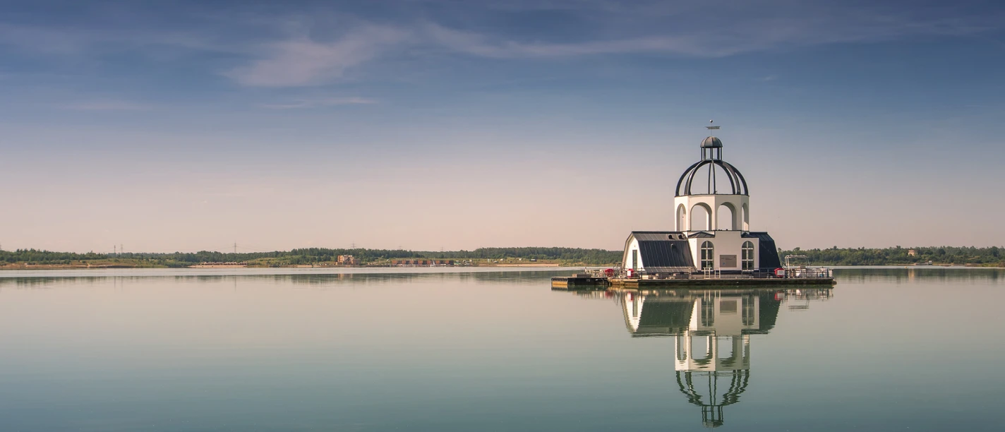 L'église flottante VINETA au milieu du lac Störmthal dans le Leipzig Neuseenland se reflète dans l'eau au soleil couchant, Leipzig Région, Excursion
