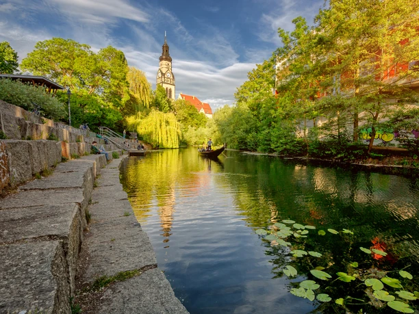 Widok na kanał Karla Heinego z gondolą na wodzie, Water City Leipzig, wycieczka z wiosłem