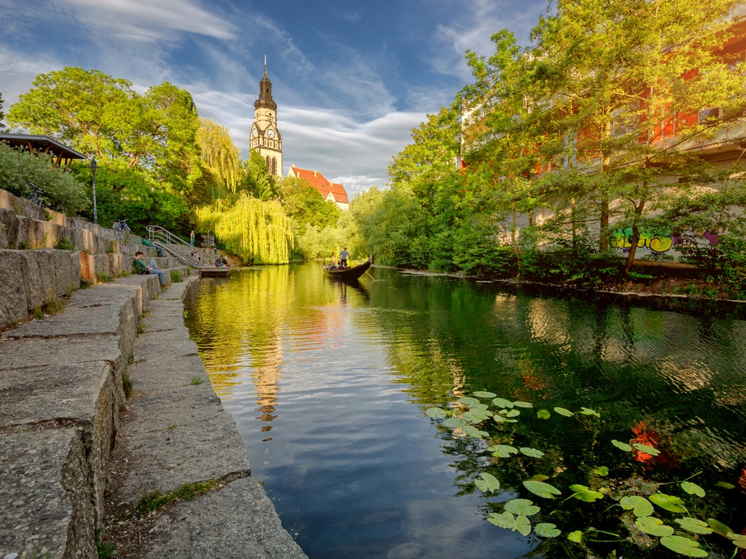 Karl-Heine-Kanal - Wasserstadt Leipzig Blick auf den Karl-Heine-Kanal mit Gondel auf dem Wasser, Wasserstadt Leipzig, Paddeltour