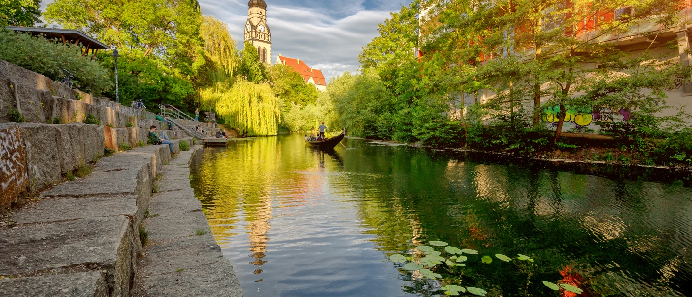 Karl-Heine-Kanal - Wasserstadt Leipzig Blick auf den Karl-Heine-Kanal mit Gondel auf dem Wasser, Wasserstadt Leipzig, Paddeltour