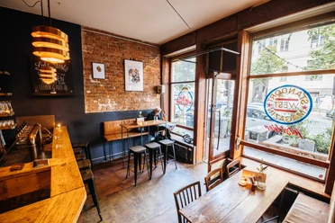 Subbotnik - Kneipen & Bars in Leipzig Blick in das Subbotnik, auf seine Tische, Inneneinrichtung und die Schaufenster sowie die angrenzende Straße von Innen, kneipe, bar, freizeit