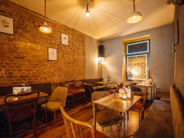 Subbotnik - Kneipen & Bars in Leipzig Fotografie des Innenraumes und des gemütlichen Sitzbereiches des Subbotniks, kneipe, bar, gastronomie