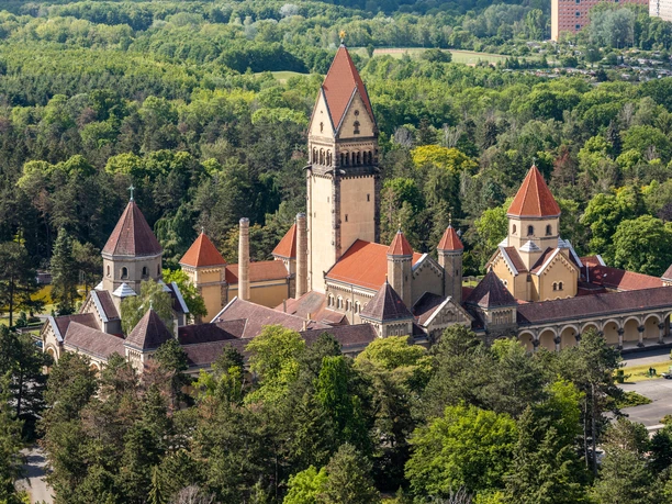Südfriedhof Leipzig - Parki w Lipsku Ujęcie z drona kompleksu kaplic na Cmentarzu Południowym w Lipsku obok Pomnika Bitwy Narodów, parki w Lipsku