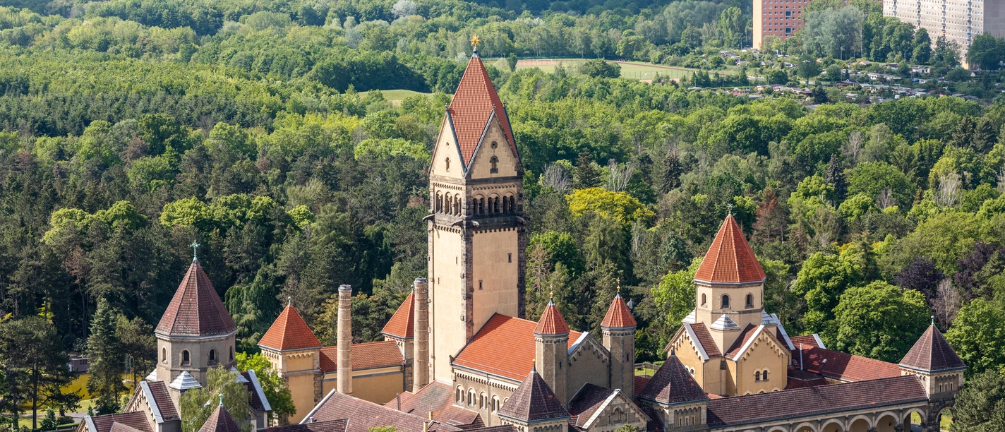 Südfriedhof Leipzig - Parks in Leipzig Drohnenaufnahme der Kapellanlage im Südfriedhof in Leipzig neben dem Völkerschlachtdenkmal, Parks in Leipzig