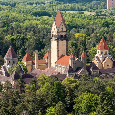 Südfriedhof Leipzig - Parky v Lipsku Záběr z dronu na komplex kaplí na Jižním hřbitově v Lipsku vedle památníku Bitvy národů, parky v Lipsku