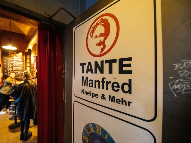 Tante Manfred - Bars et pubs à Leipzig Photographie de l'enseigne du magasin Tante Manfred ; en arrière-plan, vue sur l'établissement, bar, kneipe, manifestations