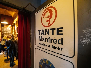 Tante Manfred - Bars & Kneipen in Leipzig Fotografie des Ladenschildes vom Tante Manfred; im Hintergrund mit Blick in das Lokal, bar, kneipe, veranstaltungen