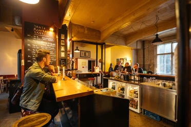 Photo d'un client au comptoir de Tante Manfred, pub, bar, événements