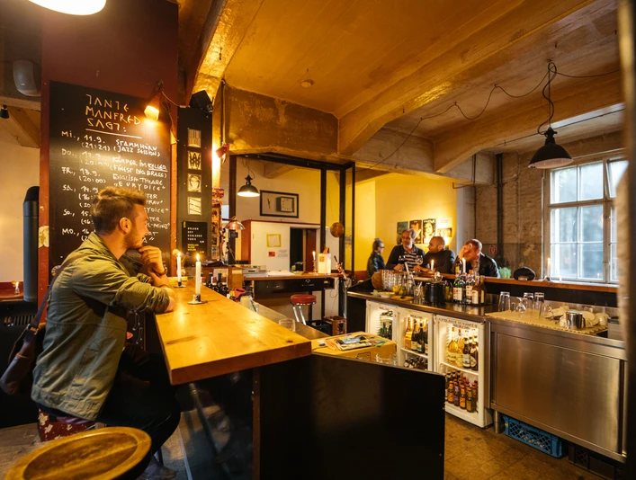 Tante Manfred - Bars & Kneipen in Leipzig Foto eines Gastes am Tresen des Tante Manfred, kneipe, bar, veranstaltungen