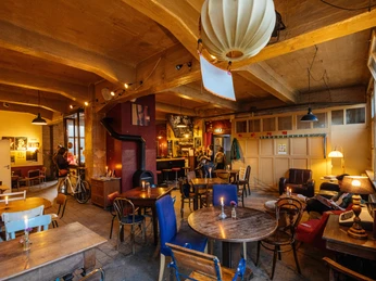 Tante Manfred - Bars & Kneipen in Leipzig Aufnahme des großen und sehr stilvollen sowie gemütlichen Innenraumes des Tante Manfred, kneipe, gastronomie, veranstaltungen