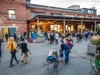 Tapetenwerkfest, Besucher im Hof