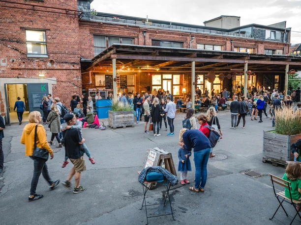 Tapetenwerkfest, Besucher im Hof