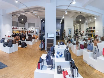 Verkaufsfläche des Taschenkaufhauses - Shopping in Leipzig Eine 360 Grad Ansicht der Verkaufsfläche des Taschenkaufhauses Leipzig mit vielen Taschen