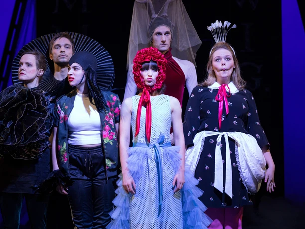 6 herců na jevišti Theater der jungen Welt v Lipsku, kde se koná mnoho akcí a představení, kulturní instituce, divadlo