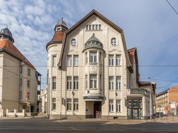Außenansicht des Theaters der Jungen Welt - Kultur in Leipzig Blick auf das Gebäude des Theaters der jungen Welt, auf dessen Bühnen viele Theaterstücke zu sehen sind, Schauspiel, Kultureinrichtung