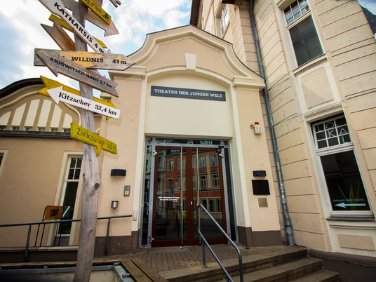 Theater der Jungen Welt Leipzig - Kultur in Leipzig Blick auf den Eingang des Theaters der Jungen Welt mit verschiedenen Wegweisern links davon, Kultur, Schauspiel, Theater, Freizeit