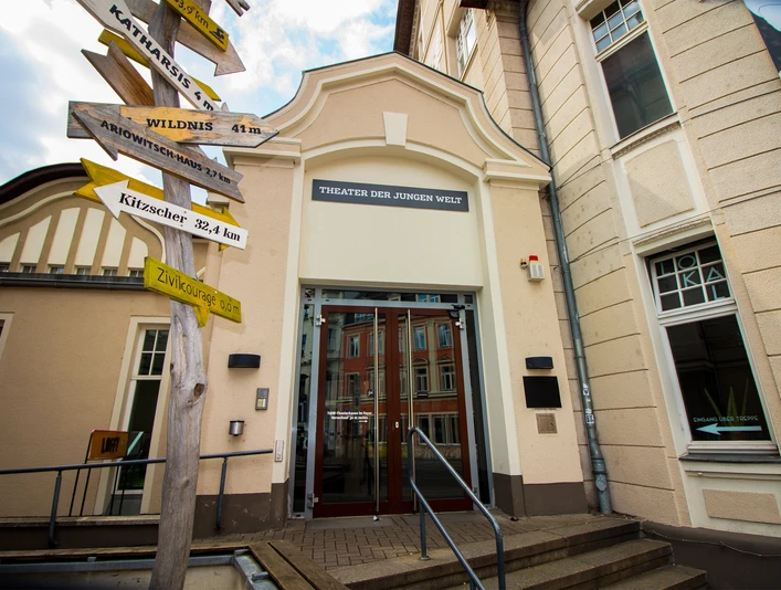 Theater der Jungen Welt Leipzig - Kultur in Leipzig Blick auf den Eingang des Theaters der Jungen Welt mit verschiedenen Wegweisern links davon, Kultur, Schauspiel, Theater, Freizeit