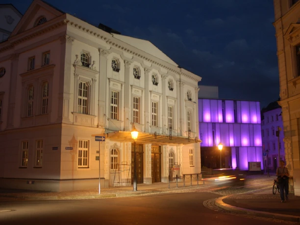 Theater Döbeln - Kultur in Leipzig und Region Fassade des Theaters Döbeln beleuchtet bei Nacht, Veranstaltungen, Kultur