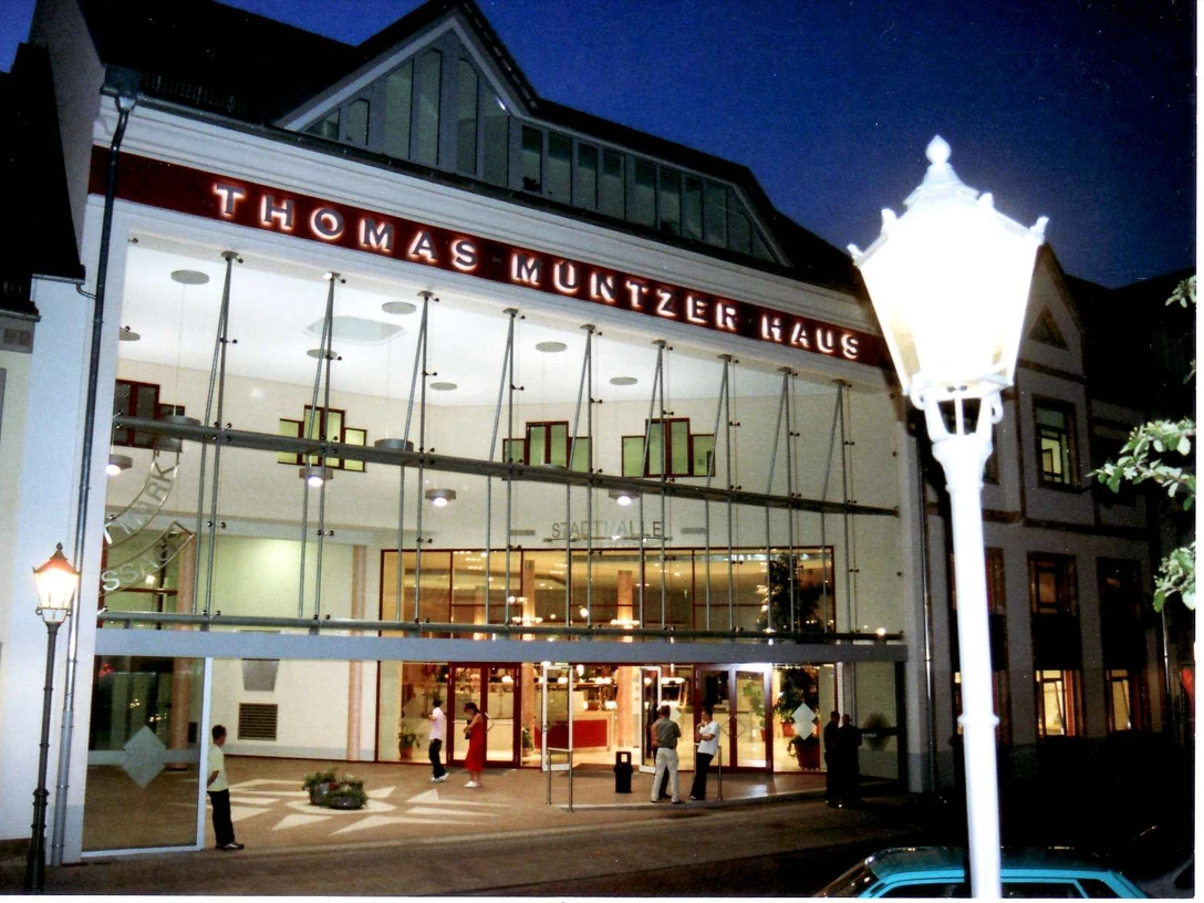 Thomas-Müntzer-Haus Oschatz - Kultur in der Leipzig Region Blick auf die Glasfassade mit Eingang zum Thomas-Müntzer-Haus in Oschatz am Abend, Kultur, Veranstaltungsort