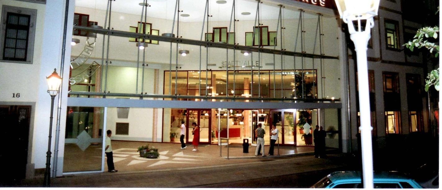 Thomas-Müntzer-Haus Oschatz - Kultur in der Leipzig Region Blick auf die Glasfassade mit Eingang zum Thomas-Müntzer-Haus in Oschatz am Abend, Kultur, Veranstaltungsort