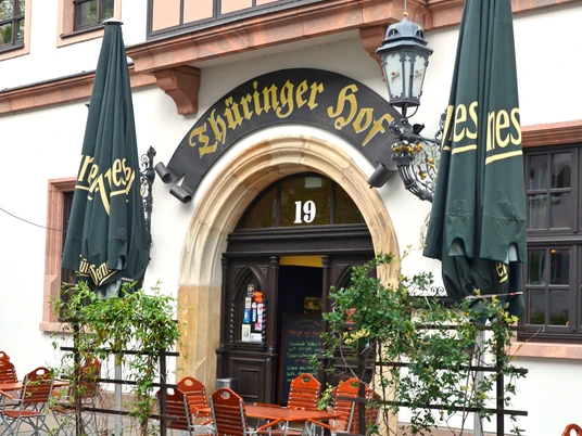 Thüringer Hof - Gastronomie in Leipzig Blick auf den Eingang zum Restaurant Thüringer Hof und den dazugehörigen Freisitz in der Burgstraße