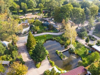 Tiergarten Delitzsch von oben - Familienausflug in die Leipzig Region Die Luftaufnahme aus dem Tiergarten Delitzsch zeigt das vier Hektar große Areal in der Loberaue mit seinen Gehegen, Leipzig Region, Familienausflug