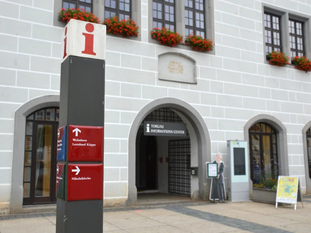 Zdjęcie przedstawia wejście do Centrum Informacyjnego Torgau na parterze ratusza, bezpośrednio na rynku.