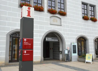 Na obrázku je vchod do informačního centra Torgau v přízemí radnice, přímo na náměstí.