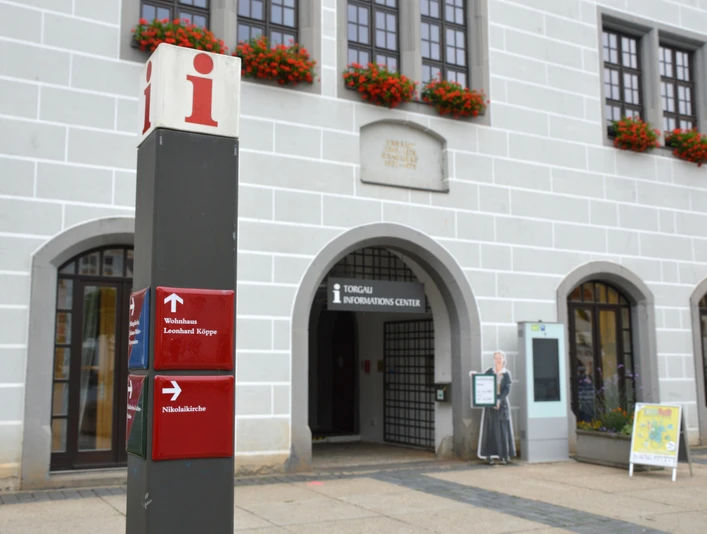 Torgau-Informations-Center im Rathaus Das Bild zeigt den Eingang zum Torgau-Informations-Center im Erdgeschoss des Rathauses, direkt am Markt-