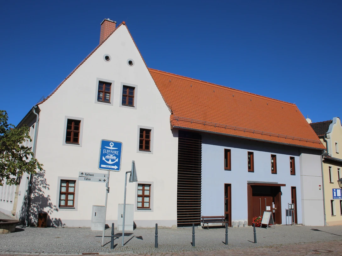 Tourist-Information Belgern Die Tourist-Information befindet sich in einem weißen Eckhaus im Stadtkern .