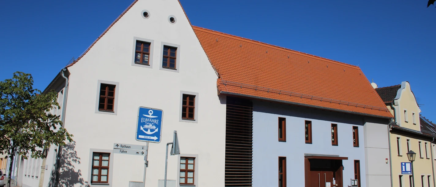 Tourist-Information Belgern Die Tourist-Information befindet sich in einem weißen Eckhaus im Stadtkern .