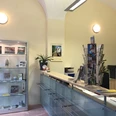 Tourist-Information Grimma © Stadtverwaltung Grimma Das Bild zeigt den Empfangsraum der Grimmarer Tourist-Information mit Tresen und Auslage.The picture shows the reception area of the Grimmar tourist information centre with counter and display.