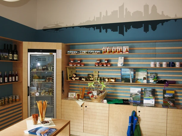 Tourist-Information Leipziger Neuseenland in Markkleeberg - Besucherberatung und Service Das Bild zeigt die mit regionalen Produkten und Souvenirs befüllten Regale in der Tourist-Information des Leipziger Neuseenland in Markkleeberg, die für Besucher zum Kauf bereitstehen, Leipzig Region