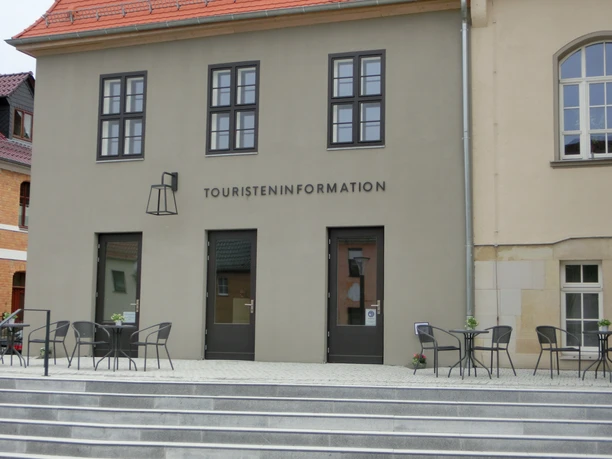 Tourist-Information Dommitzsch im Rathaus Das Herzstück der Stadtverwaltung Dommitzsch ist die Tourismusinformation. Hier erhalten Sie Auskünfte und Informationsmaterial über die Region und natürlich über die umliegenden Gemeinden.