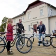 Tourist Information im Bahnhof Mügeln - Geoportal Vier Radfahrer*innen vor dem Bahnhof Mügeln.Four cyclists in front of Mügeln railway station.