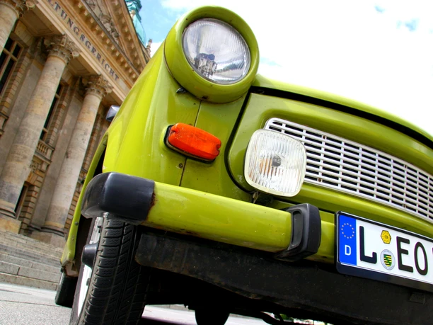 Trabi erleben vor dem Bundesverwaltungsgericht - Erlebnisse und Touren in Leipzig