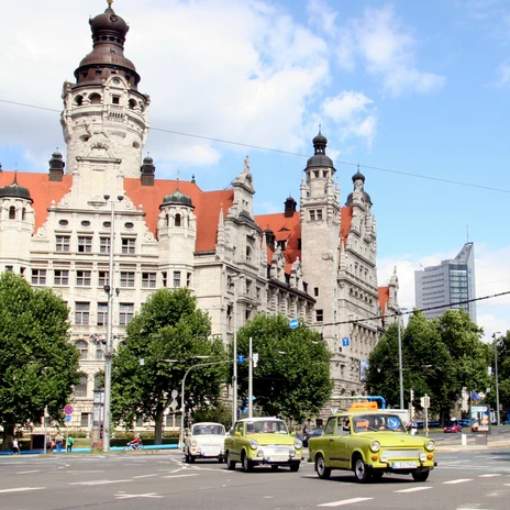 Trabi erleben vor dem Neuen Rathaus - Erlebnisse und Touren in Leipzig