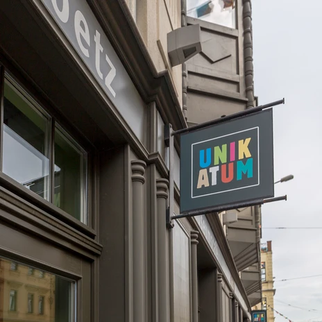 Pohled na vchod do dětského muzea Unikatum s několika nápisy, kulturní instituce, centrum volného času, vzdělávání