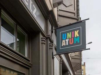 UNIKATUM Kindermuseum - Museen in Leipzig Blick auf den Eingang zum Unikatum Kindermuseum mit mehreren Schildern, Kultureinrichtung, Freizeiteinrichtung, Bildung