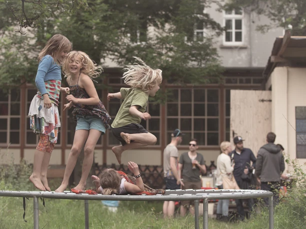 Vila Hasenholz, děti na trampolíně