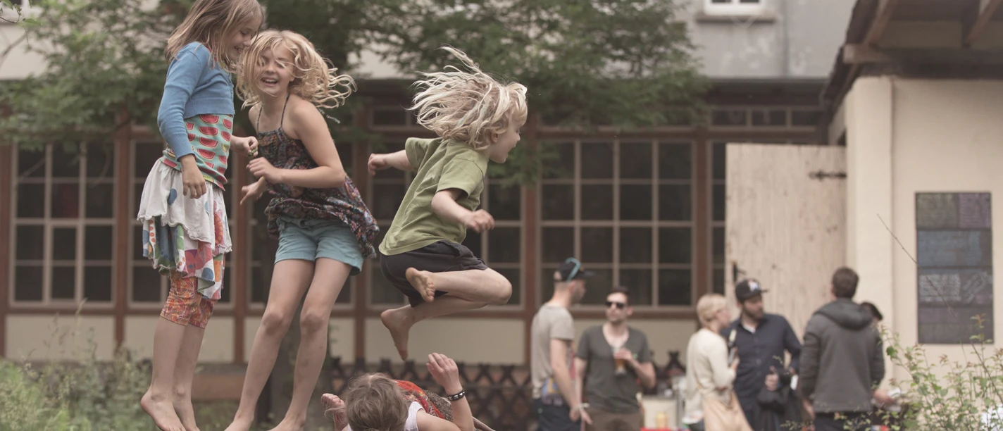 Villa Hasenholz, Kinder auf Trampolin