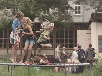 Villa Hasenholz, Kinder auf Trampolin
