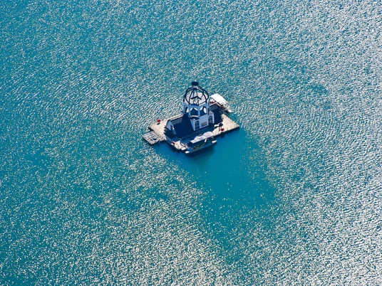 VINETA auf dem Störmthaler See - Sehenswürdigkeiten im Leipziger Neuseenland Die schwimmende Kirche VINETA inmitten des Störmthaler Sees im Leipziger Neuseenland aus der Vogelperspektive, Leipzig Region