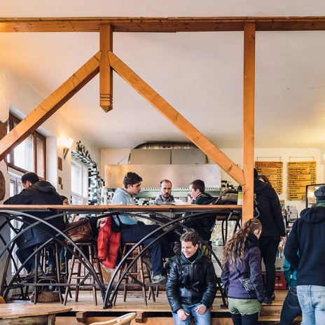Widok na dobrze wypełnioną restaurację i licznych gości przy stolikach i na galerii czekających na wegański fast food, gastronomia, imbiss, freisitz